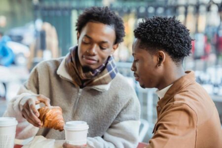 Sering Lapar Saat Melihat Orang Makan? Ini 5 Penyebabnya!