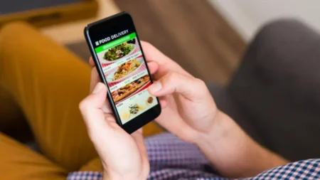 7 Tanda Kepribadian Orang yang Suka Cek Menu Online Sebelum Makan di Luar