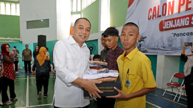 Pemkot Surabaya Bantu 7.380 Siswa SMA/SMK/MA