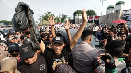 Bantuan Warga Mengalir untuk Massa Pati, Ojol Sumpan Dana dan Jam Tangan