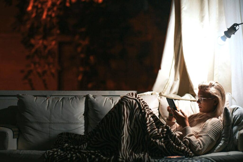 5 cara mengurangi doomscrolling untuk tidur lebih lelap