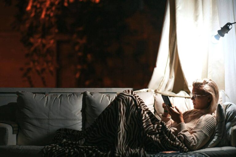 5 cara mengurangi doomscrolling untuk tidur lebih lelap
