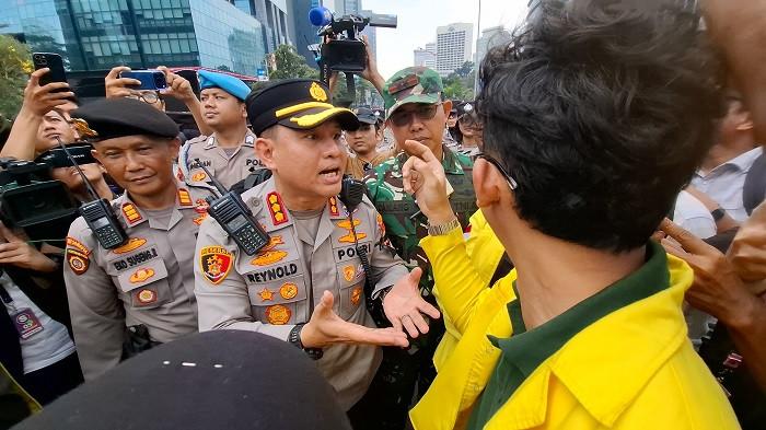 Massa BEM UI Dihadang Aparat, Belum Bisa Tembus ke Bundaran HI: Kami Tetap Maju dan Bertahan