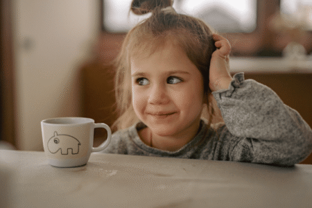 5 cara membuat anak suka minum susu tanpa dipaksa, coba di rumah