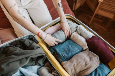 5 Tips Pakaian Tetap Rapi Saat Dibawa Bepergian