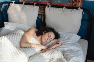 Seni Mengisi Ulang Daya Tubuh Lewat Tidur Berkualitas Demi Performa Kerja Optimal