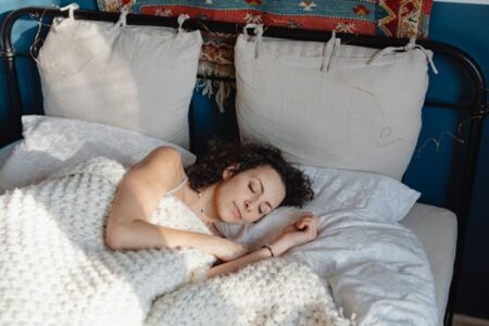 Seni Mengisi Ulang Daya Tubuh Lewat Tidur Berkualitas Demi Performa Kerja Optimal