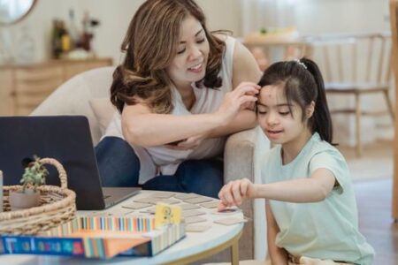 Menjembatani Jarak Emosional: Seni Membangun Kedekatan dengan Anak di Tengah Kepungan Layar Gawai