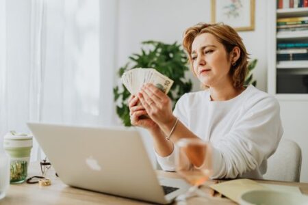 Strategi Mengelola Gaji Bulanan Agar Tabungan Tetap Aman dan Bebas Finansial Strategi Mengelola Gaji Bulanan Agar Tabungan Tetap Aman dan Bebas Finansial