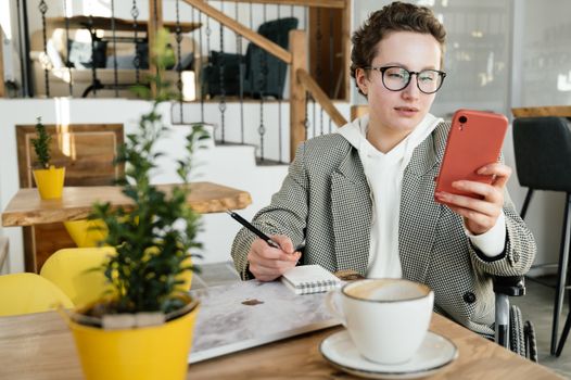 Strategi Menabung Mikro: Cara Sederhana Menghentikan Kebocoran Finansial Harian yang Sering Terabaikan Strategi Menabung Mikro: Cara Sederhana Menghentikan Kebocoran Finansial Harian yang Sering Terabaikan