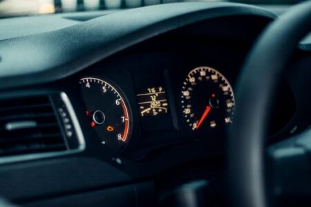 Menyingkap Tabir Kecurangan Odometer Putaran Saat Berburu Mobil Bekas Impian Anda Menyingkap Tabir Kecurangan Odometer Putaran Saat Berburu Mobil Bekas Impian Anda