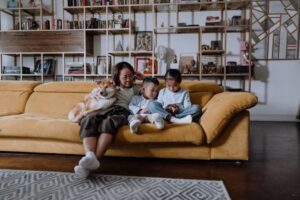 Merajut Kembali Kehangatan Keluarga dengan Merangkul Dunia Digital Anak