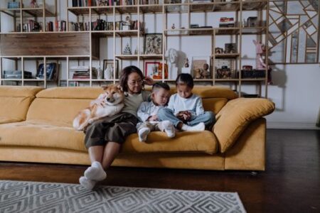 Merajut Kembali Kehangatan Keluarga dengan Merangkul Dunia Digital Anak Merajut Kembali Kehangatan Keluarga dengan Merangkul Dunia Digital Anak