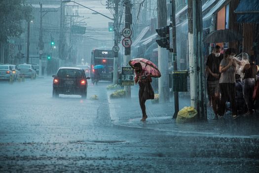 Persiapan Matang Kendaraan Menghadapi Ancaman Genangan Air dan Cuaca Ekstrem Musim Hujan Persiapan Matang Kendaraan Menghadapi Ancaman Genangan Air dan Cuaca Ekstrem Musim Hujan