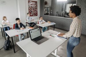 Kecerdasan Buatan di Ruang Kelas: Kawan Belajar Baru atau Ancaman Integritas Akademik?