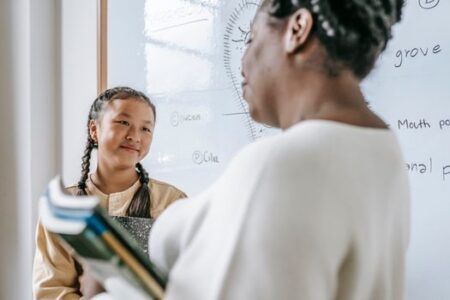 Menjamin Kesejahteraan Guru Honorer demi Meningkatkan Mutu Pendidikan Sekolah Negeri Indonesia