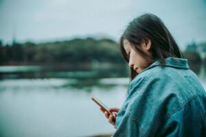 Menepi Sejenak dari Layar demi Menyembuhkan Pikiran yang Lelah dan Gelisah