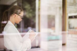 Seni Mengelola Tekanan Kerja Modern Tanpa Harus Mengorbankan Kebahagiaan dan Kesehatan Mental Seni Mengelola Tekanan Kerja Modern Tanpa Harus Mengorbankan Kebahagiaan dan Kesehatan Mental