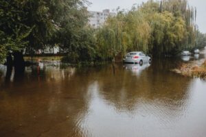Panduan Lengkap Merawat Komponen Vital Kendaraan Menghadapi Ancaman Musim Hujan Dan Banjir Perkotaan