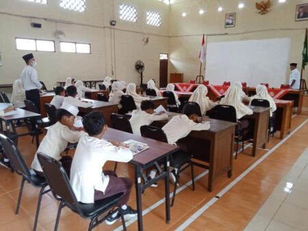 Siswa SDN 166 Bontorita Takalar jual bunga maulid dan tusuk telur, raup Rp780 ribu