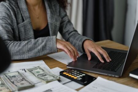 Strategi Mengatur Keuangan Bagi Pekerja Muda Demi Kebebasan Finansial Masa Depan