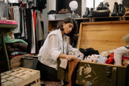Berburu Busana Bekas Bersejarah: Memaknai Kembali Thrifting Sebagai Bagian Ekspresi Diri
