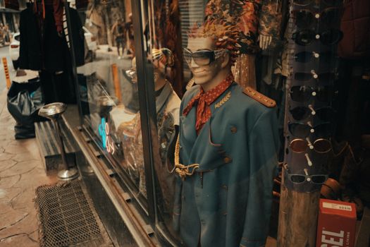 Seni Berburu Busana Vintage: Saat Thrifting Bertransformasi Menjadi Identitas dan Gaya Hidup Urban Seni Berburu Busana Vintage: Saat Thrifting Bertransformasi Menjadi Identitas dan Gaya Hidup Urban