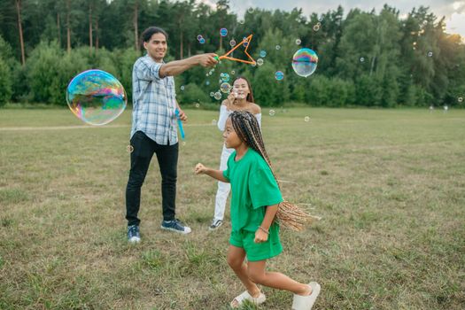 Seni Menyeimbangkan Layar Gawai dan Kebugaran Fisik Anak Tanpa Drama Keluarga Seni Menyeimbangkan Layar Gawai dan Kebugaran Fisik Anak Tanpa Drama Keluarga