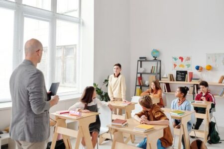 Menimbang Masa Depan Sekolah Negeri Melalui Kesejahteraan dan Kepastian Status Guru Honorer