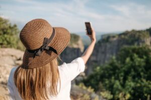 Seni Mengendalikan Jempol: Cara Menjaga Kesehatan Mental di Tengah Hiruk-Pikuk Dunia Digital Seni Mengendalikan Jempol: Cara Menjaga Kesehatan Mental di Tengah Hiruk-Pikuk Dunia Digital