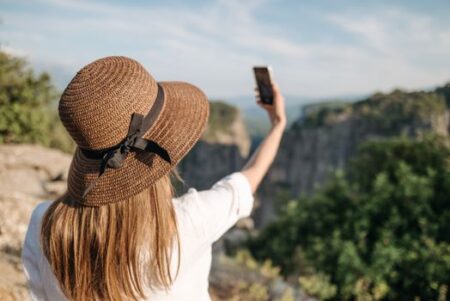 Seni Mengendalikan Jempol: Cara Menjaga Kesehatan Mental di Tengah Hiruk-Pikuk Dunia Digital Seni Mengendalikan Jempol: Cara Menjaga Kesehatan Mental di Tengah Hiruk-Pikuk Dunia Digital