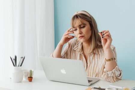 Strategi Menjaga Kesehatan Mental Pekerja Kantoran Tanpa Harus Mengorbankan Produktivitas Harian Strategi Menjaga Kesehatan Mental Pekerja Kantoran Tanpa Harus Mengorbankan Produktivitas Harian