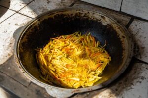 Menelusuri Jejak Rempah dan Filosofi Merantau dalam Selembar Kuali Rendang Minangkabau