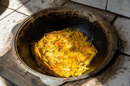 Menelusuri Jejak Rempah dan Filosofi Merantau dalam Selembar Kuali Rendang Minangkabau Menelusuri Jejak Rempah dan Filosofi Merantau dalam Selembar Kuali Rendang Minangkabau