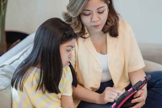 Menanamkan Nilai Keagamaan pada Anak di Tengah Arus Globalisasi Digital Menanamkan Nilai Keagamaan pada Anak di Tengah Arus Globalisasi Digital