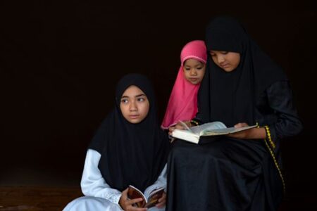 Menanamkan Akhlak Mulia pada Anak Urban Melalui Pendekatan Pengasuhan Islami Modern