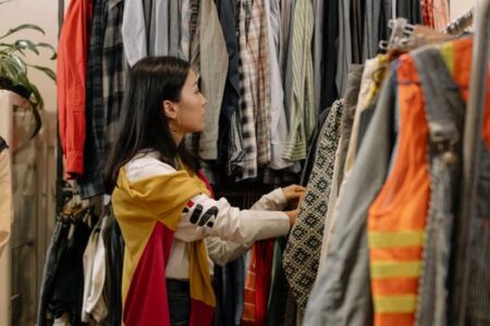 Seni Berburu Pakaian Vintage: Mengubah Baju Bekas Menjadi Identitas Gaya Hidup Urban
