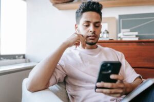 Menjaga Jemari dari Ghibah Digital dan Ancaman Hukum Pertikaian di Media Sosial