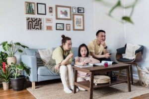 Menjaga Kehangatan Keluarga dengan Menjalin Kedekatan Emosional Bersama Anak di Tengah Kepungan Gawai Menjaga Kehangatan Keluarga dengan Menjalin Kedekatan Emosional Bersama Anak di Tengah Kepungan Gawai