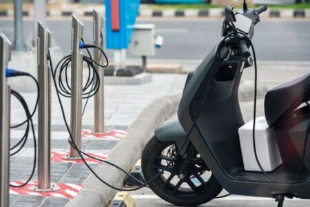 Hitung Cermat Total Biaya Kepemilikan Mobil Listrik versus Mobil Bensin di Indonesia